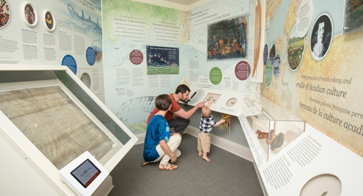  A young family explores an exhibit together.