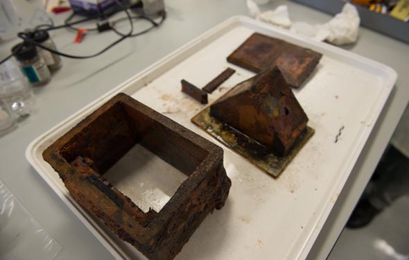 an artificial horizon roof, mercury tray and mercury bottle