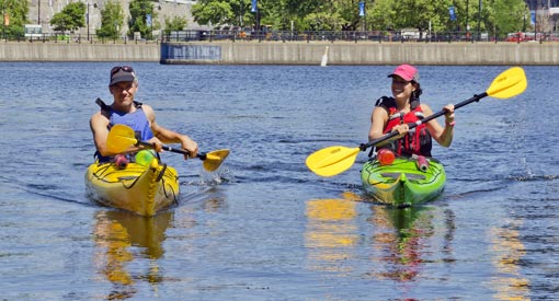 Couple en kayak sur le canal de Lachine.