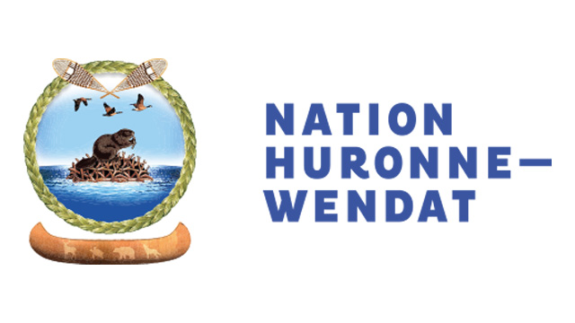 Logo de la Nation huron-wendat comportant un castor assis sur un barrage, un vol  d'oies, des raquettes et un canot en écorce.