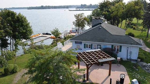 Bâtiment au bord de l'eau avec quai et embarcation non motorisée