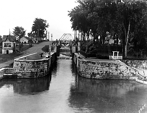 Historical photo of a serie of 3 locks