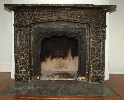 Mantel with a fake marble finish