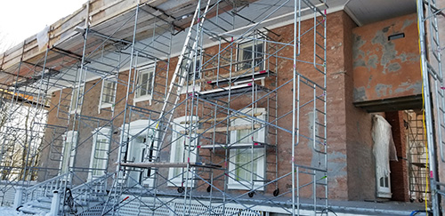 Scaffolding in front of the manor facade