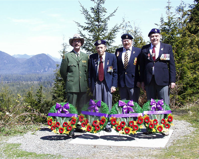 Park Warden and Korea Veterans at Radar Hill with wreaths in front