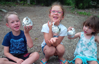Kids are having fun making campfire muffins in oranges.