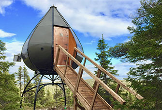 A Parks Canada Ôasis accommodation installed in the forest canopy with an access ramp.